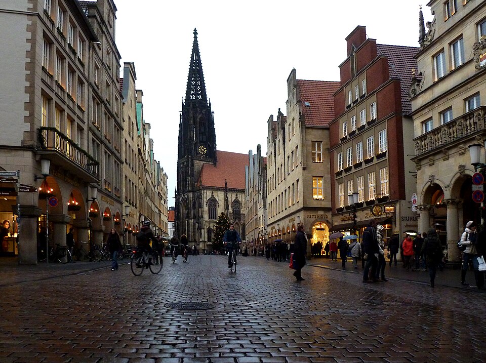 Der Prinzipalmarkt von Münster an einem Abend im Dezember 2011. Kopfsteinpflaster im Regen.